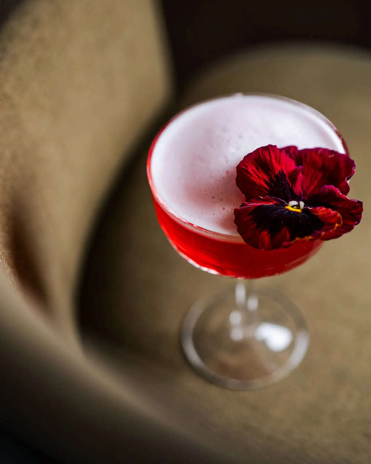 Cocktail signature Nomade à la fleur de pensée
